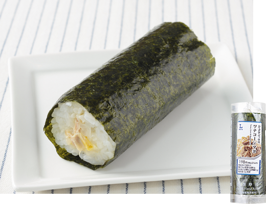 ローソンの手巻寿司 ツナコーンマヨを比較する。税込価格：214円、カロリー：212kcal、1円あたりカロリー：0.99kcal/円、たんぱく質：4g、1円あたりたんぱく質：0.02g/円、脂質：8g、炭水化物：31.7g、糖質：30.2g、食物繊維：1.5g、食塩相当量：1.5g。ツナマヨ×コーンの人気の組み合わせ。アレルギー：小麦、卵、大豆。
