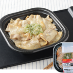 ローソンのねぎ塩豚カルビ丼(麦入りご飯)を比較する。税込価格：646円、カロリー：506kcal、たんぱく質：19.2g、脂質：17.3g、炭水化物：70.9g、糖質：66g、食物繊維：4.9g、食塩相当量：2.7g。ごま油が香るねぎ塩だれで仕立てた豚カルビ丼です。豚カルビと相性の良い麦入りご飯を使用しており、押し麦の食感もお楽しみいただけます。アレルギー：小麦、卵、ごま、大豆、豚肉、りんご。