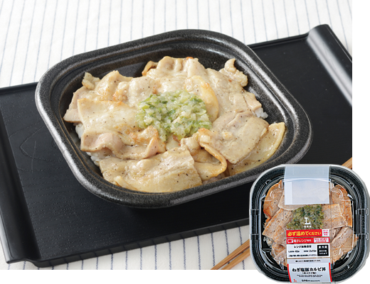 ローソンのねぎ塩豚カルビ丼(麦入りご飯)を比較する。税込価格：646円、カロリー：506kcal、たんぱく質：19.2g、脂質：17.3g、炭水化物：70.9g、糖質：66g、食物繊維：4.9g、食塩相当量：2.7g。ごま油が香るねぎ塩だれで仕立てた豚カルビ丼です。豚カルビと相性の良い麦入りご飯を使用しており、押し麦の食感もお楽しみいただけます。アレルギー：小麦、卵、ごま、大豆、豚肉、りんご。