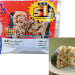 ローソンの盛りすぎ！高菜チャーシューおにぎりを比較する。税込価格：203円、カロリー：373kcal、1円あたりカロリー：1.84kcal/円、たんぱく質：8.7g、1円あたりたんぱく質：0.04g/円、脂質：7.8g、炭水化物：69g、糖質：65.1g、食物繊維：3.9g、食塩相当量：2.6g。お値段そのまま総重量51％に増量！食欲そそるごま油香る高菜とチャーシューをごはんに混ぜ、風味良く仕上げたおにぎりです。 ※商品仕様上、中に一部空洞が見られる場合がありますが、中具は入っていない商品となります。 ※当社従来品(5月19日発売商品)との比較。 ※供給可能総数は245万食となります。アレルギー：小麦、卵、乳成分、ごま、大豆、豚肉。