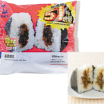 ローソンの盛りすぎ！高菜明太おにぎりを比較する。税込価格：203円、カロリー：369kcal、1円あたりカロリー：1.82kcal/円、たんぱく質：7.8g、1円あたりたんぱく質：0.04g/円、脂質：5g、炭水化物：75g、糖質：71.6g、食物繊維：3.4g、食塩相当量：3.3g。従来品と比較して、総重量を約51％増やしました。高菜と明太子でごはんの進む旨味のある具材の組み合わせです。アレルギー：小麦、ごま、大豆。