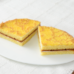 ローソンのクレープケーキ シュガークリームを比較する。税込価格：171円、カロリー：381kcal、1円あたりカロリー：2.23kcal/円、たんぱく質：6.2g、1円あたりたんぱく質：0.04g/円、脂質：13.6g、炭水化物：58.8g、糖質：58.3g、食物繊維：0.5g、食塩相当量：0.4g。しっとりケーキ生地とクレープ皮に、ミルクホイップとシャリシャリとした食感のシュガークリームを挟んだクレープケーキ。アレルギー：小麦、卵、乳成分、大豆。