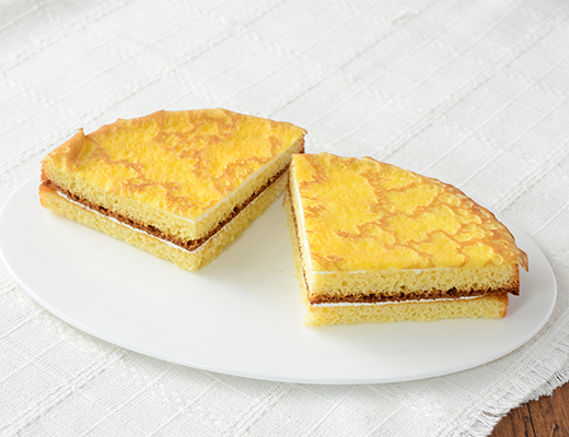 ローソンのクレープケーキ シュガークリームを比較する。税込価格：171円、カロリー：381kcal、1円あたりカロリー：2.23kcal/円、たんぱく質：6.2g、1円あたりたんぱく質：0.04g/円、脂質：13.6g、炭水化物：58.8g、糖質：58.3g、食物繊維：0.5g、食塩相当量：0.4g。しっとりケーキ生地とクレープ皮に、ミルクホイップとシャリシャリとした食感のシュガークリームを挟んだクレープケーキ。アレルギー：小麦、卵、乳成分、大豆。