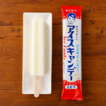 ローソンのセンタン アイスキャンデー ミルクを比較する。税込価格：140円、カロリー：160kcal、1円あたりカロリー：1.14kcal/円、たんぱく質：3.5g、1円あたりたんぱく質：0.03g/円、脂質：4.3g、炭水化物：26.8g、食塩相当量：0.1g。国産練乳と北海道産牛乳をたっぷり使用した昔なつかしいシンプルなアイスキャンデー。アレルギー：乳成分。
