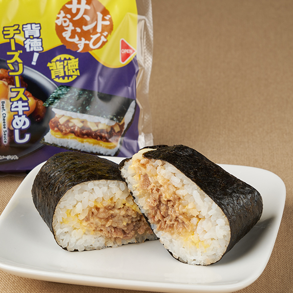 ファミリーマート 【背徳のチーズコンビニ飯】サンドおむすび 背徳チーズソース牛めし