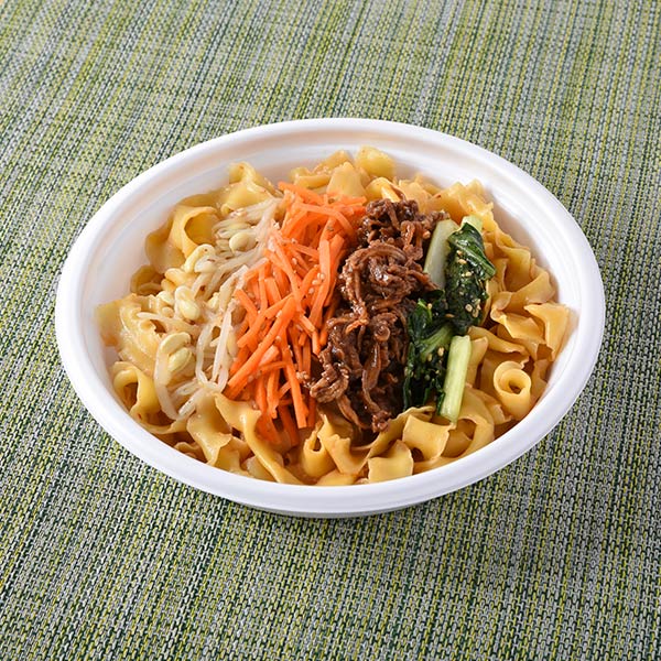 ファミリーマート 【東京都の一部・神奈川県の一部】牛肉とナムルのコチュジャン和え麺