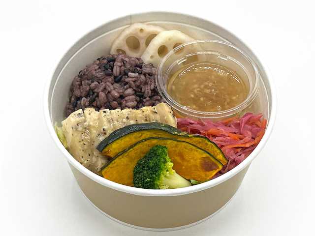 セブンイレブン 塩糀チキンと野菜と雑穀のサラダ