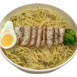 セブンイレブン 旨塩ガーリックパスタ 静岡県産ハーブ鶏使用