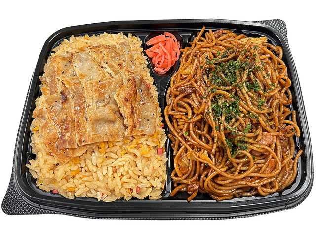 セブンイレブン 肉乗せ炒飯＆焼きそば弁当