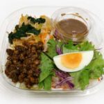 セブンイレブン 肉味噌と食べるピリ辛胡麻ラーメンサラダ