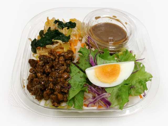 セブンイレブン 肉味噌と食べるピリ辛胡麻ラーメンサラダ