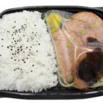 セブンイレブン ソーセージ＆チキンカツ弁当（鶏むね肉）