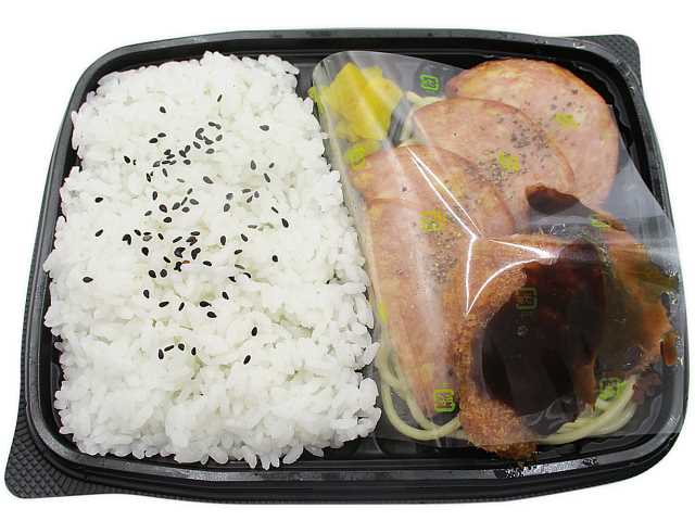 セブンイレブン ソーセージ＆チキンカツ弁当（鶏むね肉）