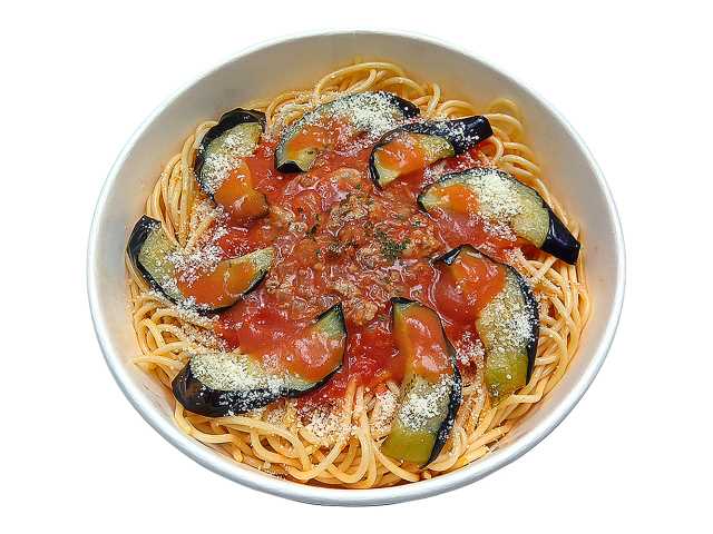 セブンイレブン 道産ナスと挽肉のピリ辛トマトソースパスタ