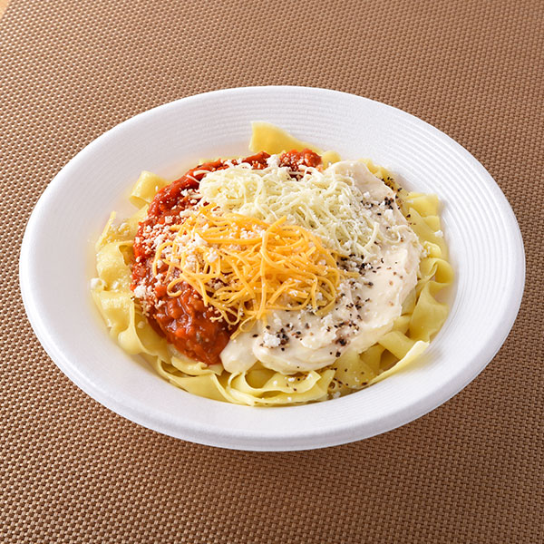 ファミリーマート 【東京都の一部・神奈川県の一部】生パスタ 3種チーズと野菜たっぷりミートのダブルソース仕立て