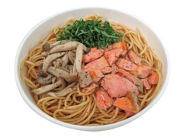 セブンイレブン 銀鮭ときのこの焦がし醤油パスタ