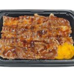 セブンイレブン 旨辛だれの炭火焼き牛カルビ重（もち麦）