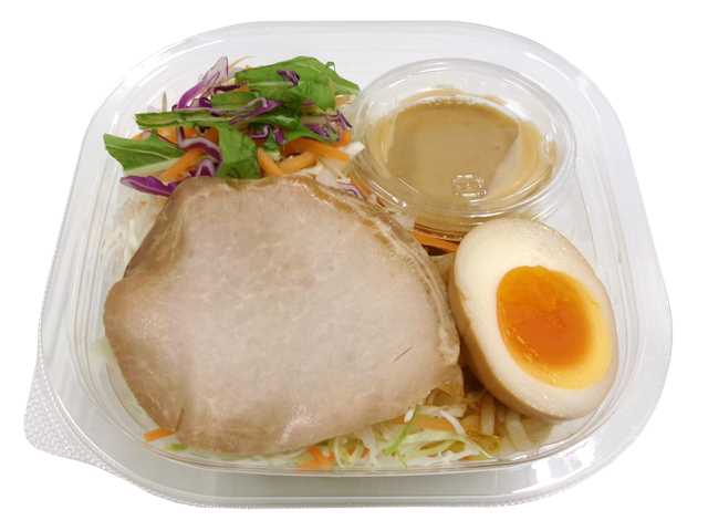 セブンイレブン チャーシューと味付き玉子のラーメンサラダ