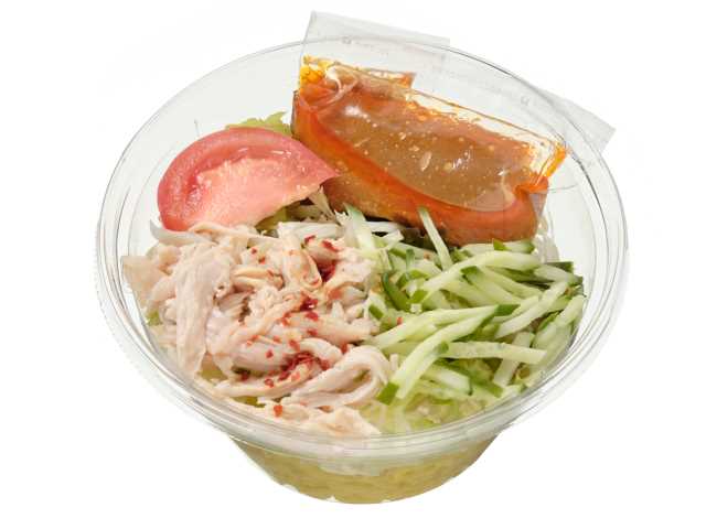 セブンイレブン ごまダレで食べる蒸し鶏ラーメンサラダ
