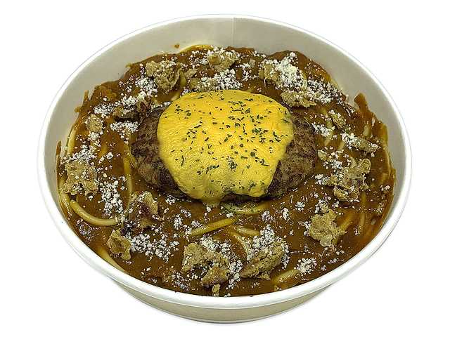セブンイレブン ハンバーグとほぐしミートのカレーパスタ