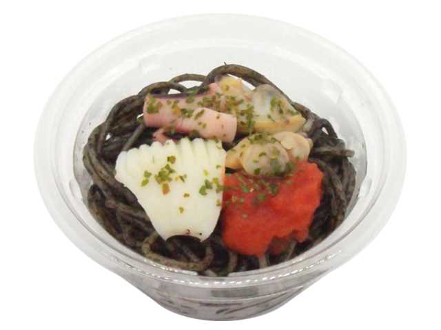 セブンイレブン まっくろやみイカスミスパゲティサラダ