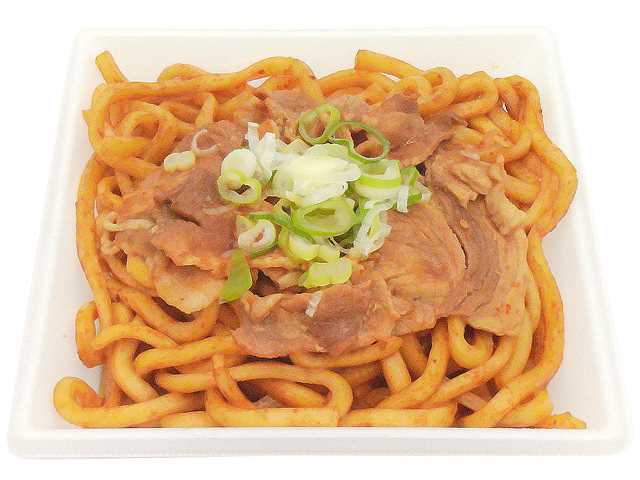 セブンイレブン ピリ辛ソースの豚肉焼うどん