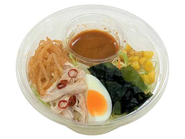 セブンイレブン 蒸し鶏と半熟玉子のピリ辛ラーメンサラダ