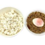 セブンイレブン 温玉とりそぼろ丼（もち麦）