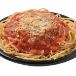 セブンイレブン ガーリックトマトソースの山盛パスタ