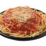 セブンイレブン ガーリックトマトソースの山盛パスタ