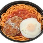 セブンイレブン ハンバーグと目玉焼きのナポリタン