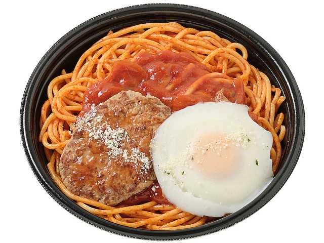 セブンイレブン ハンバーグと目玉焼きのナポリタン